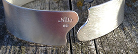 närbild på nilla-stämplat armband